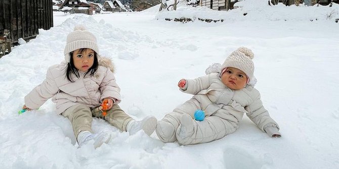 6 Momen Lucu Sada & Kamya Anak Fitri Tropica Main Salju saat Liburan di Jepang