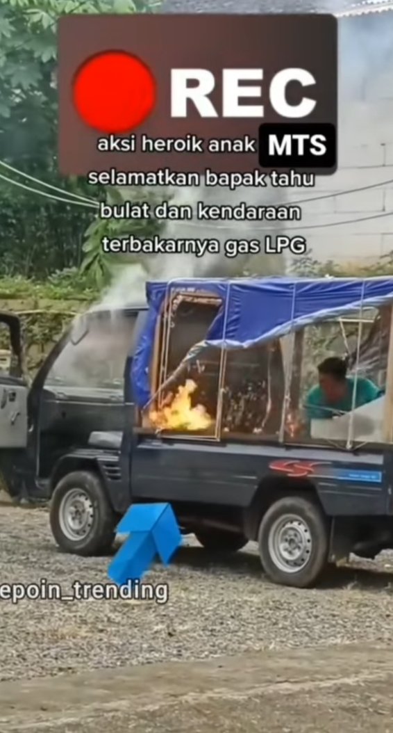 Mobil Penjual Tahu Bulat Terbakar Aksi Warga Bantu Padamkan Api Ini