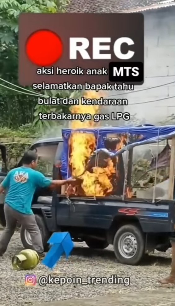 mobil penjual tahu bulat terbakar aksi warga bantu padamkan api ini viral