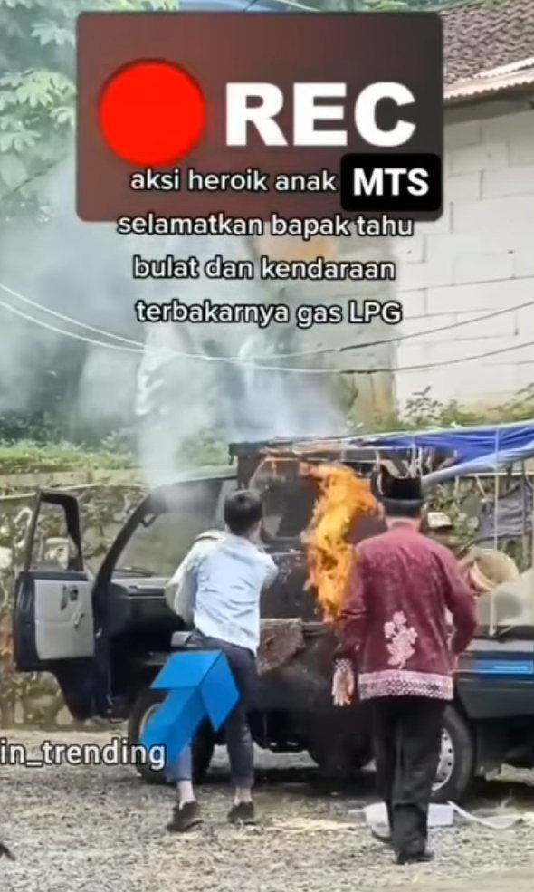 Mobil Penjual Tahu Bulat Terbakar Aksi Warga Bantu Padamkan Api Ini