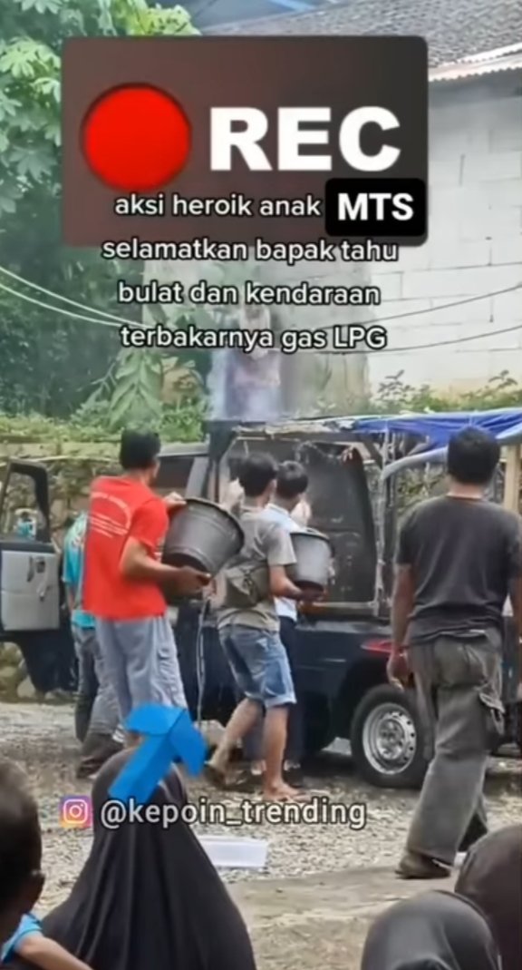 mobil penjual tahu bulat terbakar aksi warga bantu padamkan api ini viral