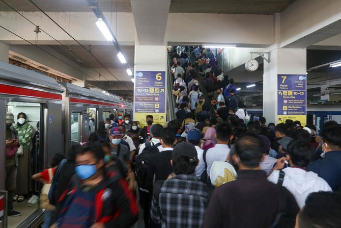 kepadatan penumpang di stasiun manggarai