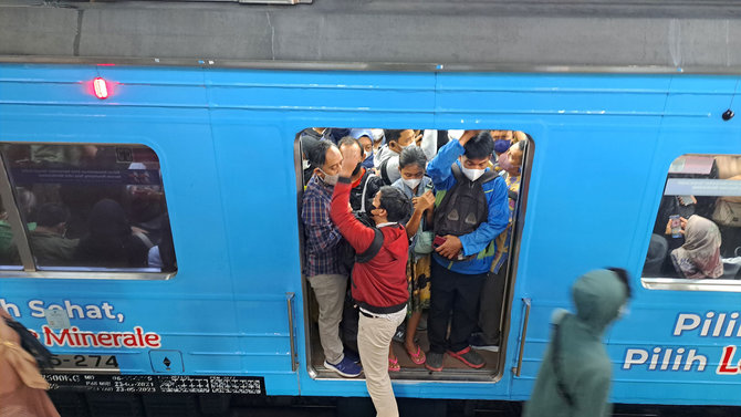 penumpang di stasiun manggarai