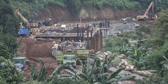 Proyek Saringan Sampah Kali Ciliwung Era Anies Molor dari Target