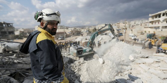 Potret Relawan White Helmets, Ujung Tombak Misi Pencarian Korban Gempa di Suriah