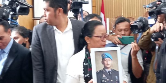 Ibunda Bawa Foto Brigadir J di Sidang Vonis Ferdy Sambo