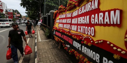 Karangan Bunga Hiasi Pengadilan Negeri Jakarta Selatan Saat Sidang Vonis Ferdy Sambo