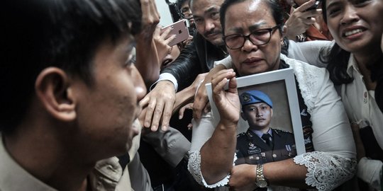 Ibu Rosti Simanjuntak Peluk Terus Foto Brigadir J Usai Ferdy Sambo Divonis Mati