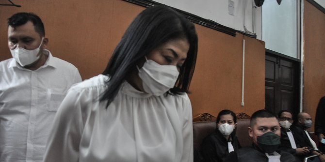 Divonis 20 Tahun Penjara, Ekspresi Wajah Putri Candrawathi Begitu Syahdu