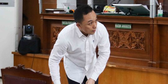 Keluarga Pasrah Jelang Vonis Ricky Rizal