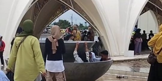 Viral 3 Remaja Masuk Kolam Air Mancur Masjid Al Jabbar, Jadi Sorotan Warganet