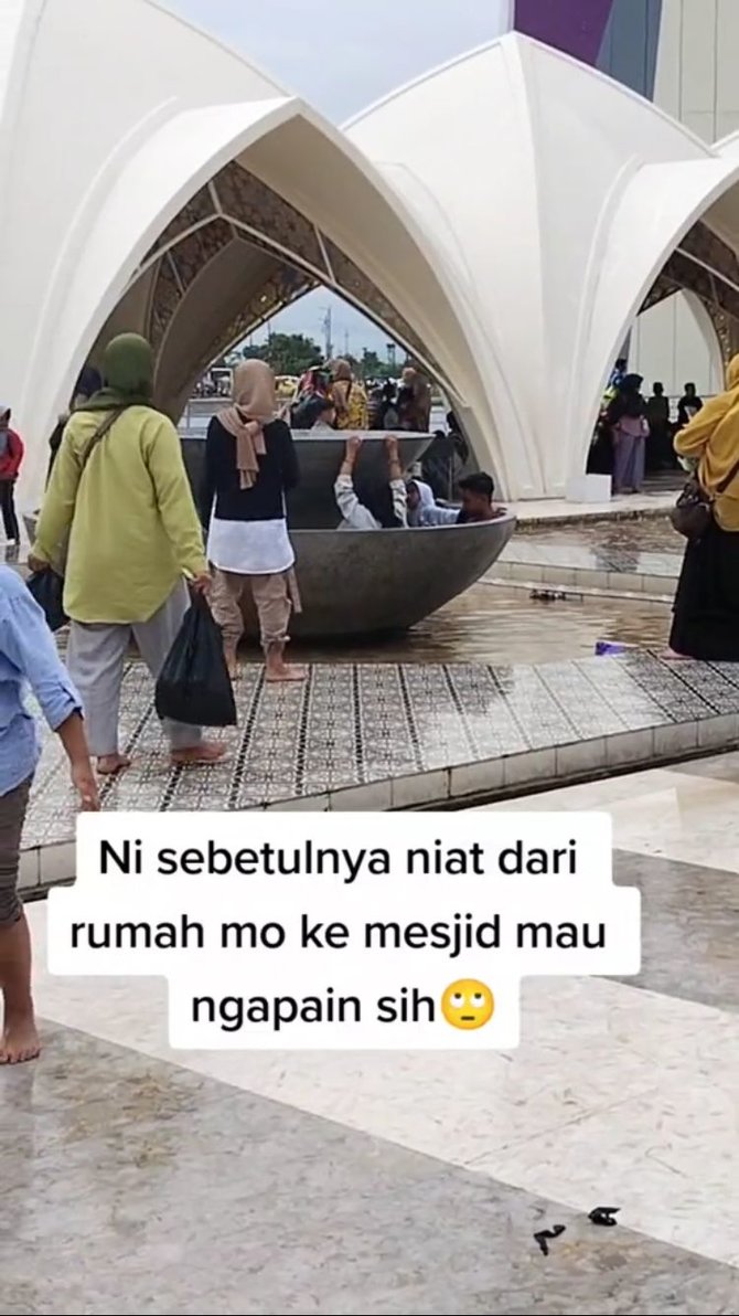 aksi pria masuk 039kolam039 di plataran masjid aljabbar ini bikin heran ada ada saja