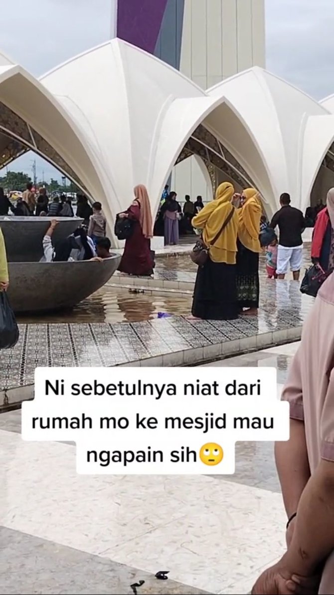 aksi pria masuk 039kolam039 di plataran masjid aljabbar ini bikin heran ada ada saja