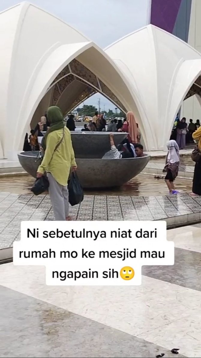 aksi pria masuk 039kolam039 di plataran masjid aljabbar ini bikin heran ada ada saja