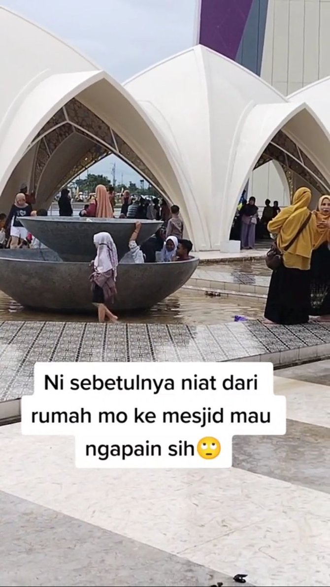 aksi pria masuk 039kolam039 di plataran masjid aljabbar ini bikin heran ada ada saja