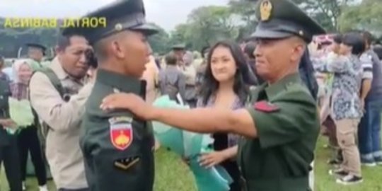 Ayahnya Kopral Anaknya Sersan, Momen Haru Pelantikan jadi TNI Hingga Sujud di Kaki