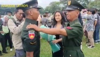 ayahnya kopral anaknya sersan momen haru pelantikan jadi tni hingga sujud di kaki