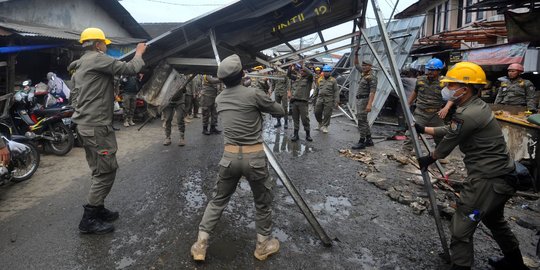 Penataan Pasar Ciputat, Satpol PP Bongkar Lapak PKL yang Ganggu Lalu Lintas