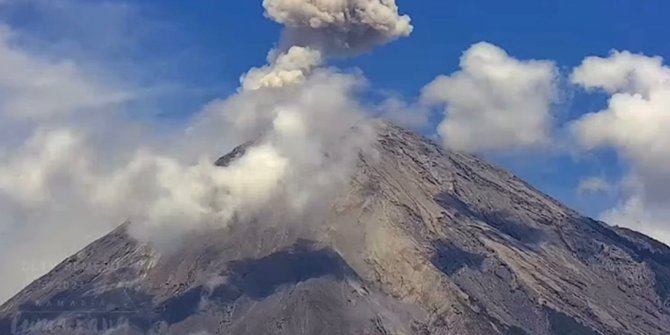 Gunung Semeru Erupsi Lagi, Tinggi Letusan Capai 800 Meter