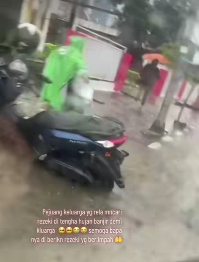 viral perjuangan driver ojol tembus banjir makassar sampai jatuh ke got