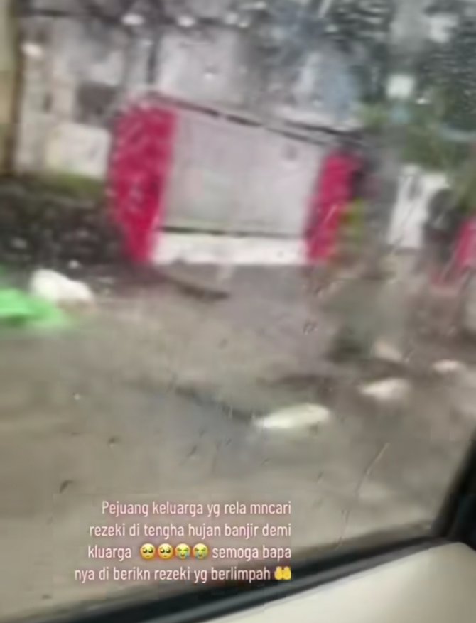 viral perjuangan driver ojol tembus banjir makassar sampai jatuh ke got