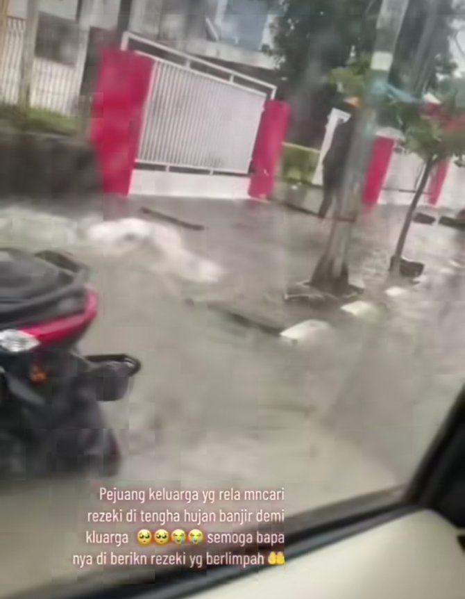 viral perjuangan driver ojol tembus banjir makassar sampai jatuh ke got