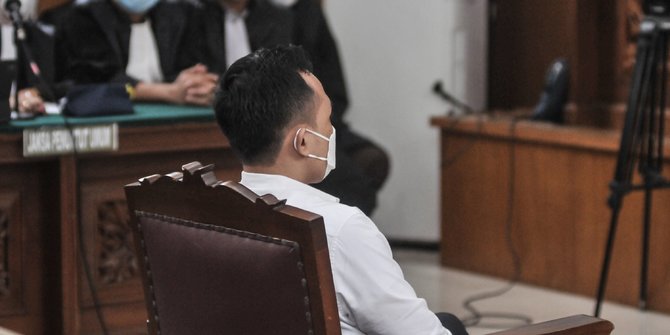 Wajah Tegar Ricky Rizal Divonis 13 Tahun Penjara