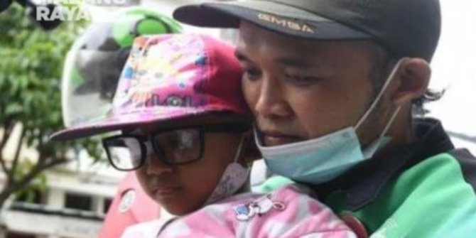 Hanya Hidup Berdua, Driver Ojol Ini Ajak Putrinya Penderita Kanker Bekerja