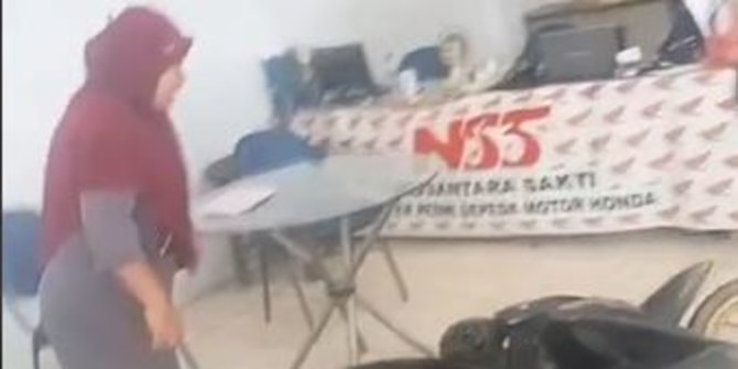 Dipersulit Pelunasan Angsuran Kredit, Emak-emak Ini Ngamuk Sampai Tendang Motor