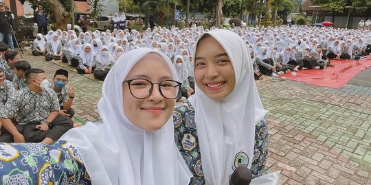 Momen Nissa Sabyan Tampil Pakai Seragam saat Tampil di Sekolah, Netizen 'Masih Cocok'