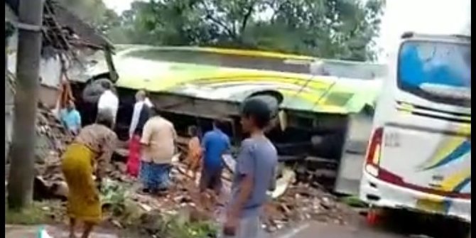 Viral Kecelakaan Bus Tabrak Rumah Warga, Penumpangnya Anak-anak TK ...