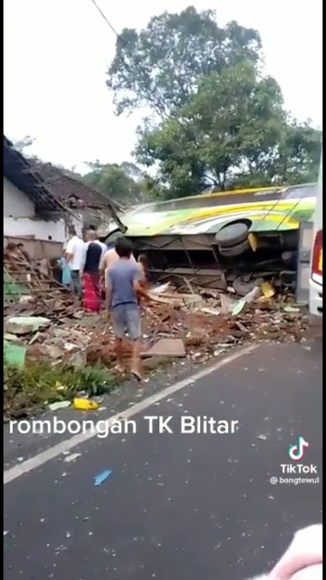 Viral Kecelakaan Bus Tabrak Rumah Warga, Penumpangnya Anak-anak TK ...