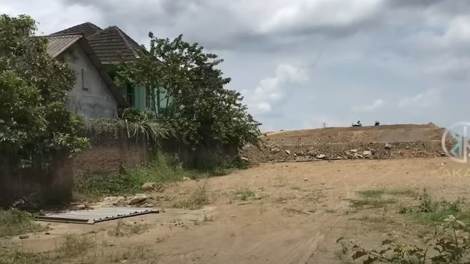 rumah di tengah proyek tol jogja solo