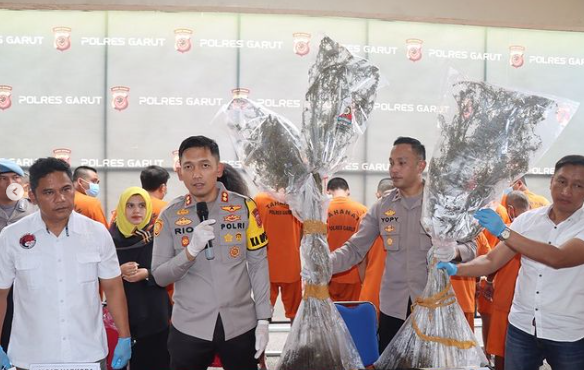 konferensi pers pengungkapan ladang ganja di situ cangkuang garut