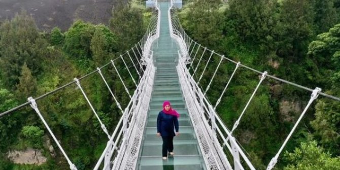 Sempat Terpeleset, Khofifah Ungkap Sensasi Melintasi Jembatan Kaca Gunung Bromo