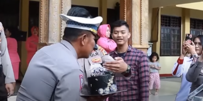 Kapolres Toraja Utara Bentak Kasat Lantas Karena Terlambat,Ending-nya Bikin Ketawa