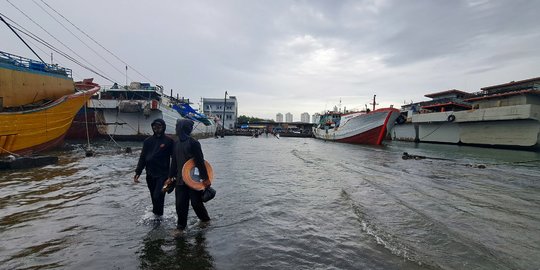 Warga Pesisir Jakarta Diminta Waspadai Potensi Banjir Rob pada 16-19 Februari 2023