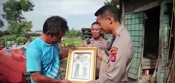 potret anak tukang tambal ban jadi polisi