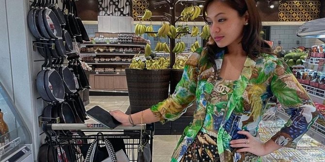 Gaya Nyentrik Amel Carla Belanja ke Supermarket Pakai Kebaya, Vibesnya Ningrat Abis