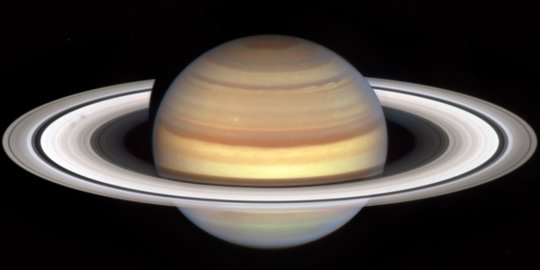 Kamera Teleskop Tangkap Gambar Misterius Ada yang Bergerak di Cincin Saturnus