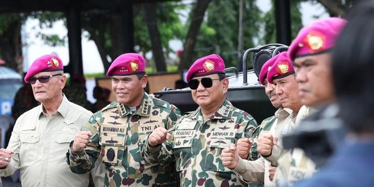 Potret Gagah Menhan Prabowo Diri di Atas Tank di Sarang Petarung Marinir TNI AL