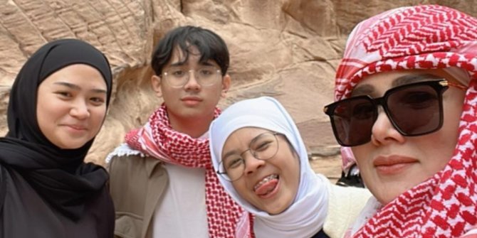 6 Potret Mulan Jameela dan Keluarga Kunjungi Petra, Penampilan Shafeea Curi Perhatian