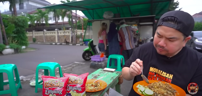 cuma di sunter nasi goreng pakai kuah menyalahi kodrat rasanya bikin merem melek