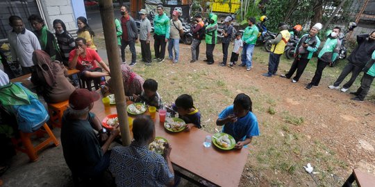 Berbagi Keberkahan dengan Membuka Warung Makan Gratis di Depok