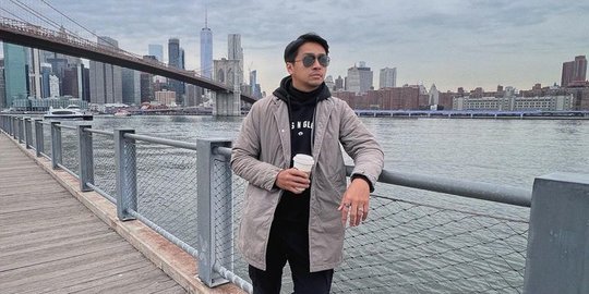 5 Gaya Deva Mahenra Jalan-jalan di New York, Penampilannya Curi Perhatian