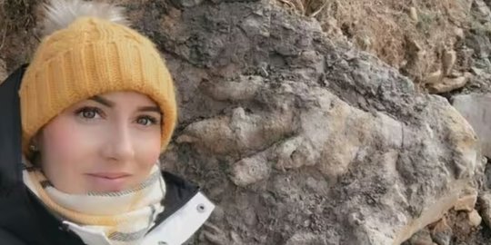 Sedang Cari Kerang di Pantai, Perempuan Ini Temukan Jejak Kaki Terbesar Dinosaurus