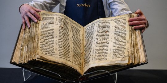 Ini Alkitab Ibrani Tertua dan Terlengkap, Diperkirakan Laku Rp756,7 Miliar
