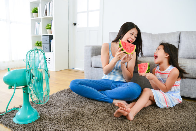 cara mudah meredakan biang keringat pada tubuh anak bisa ibu terapkan di rumah lho