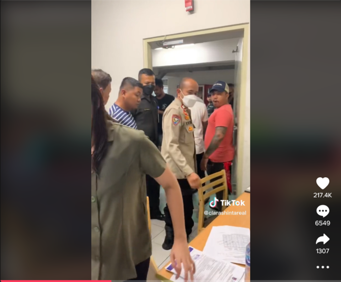 debt collector marah amp bentak bentak polisi