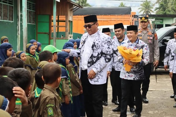 bupati mandailing natal hm ja039far sukhairi nasution